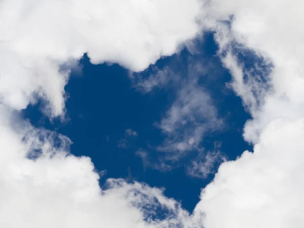 Kék ég szív alakú felhők, negatív tér — Stock Fotó