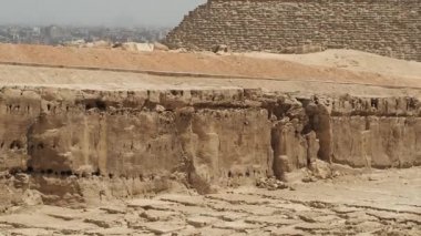 Yol boyunca sarı bir turist otobüsü geçiyor.
