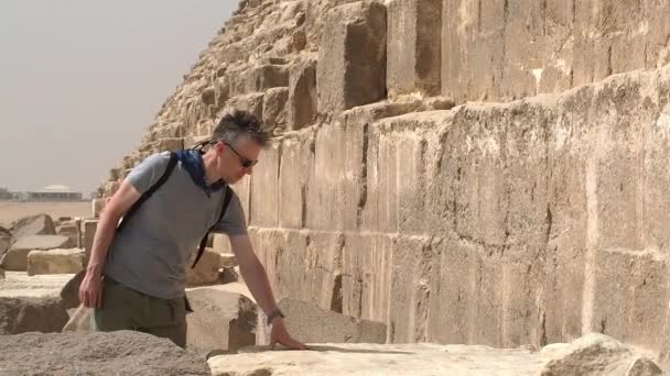 Toerist bij de piramide van Khafre — Stockvideo