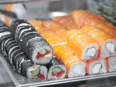 Restoranın vitrininde bir sıra rulo var.