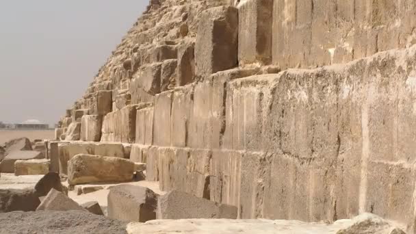 Turist vid pyramiden i Khafre — Stockvideo
