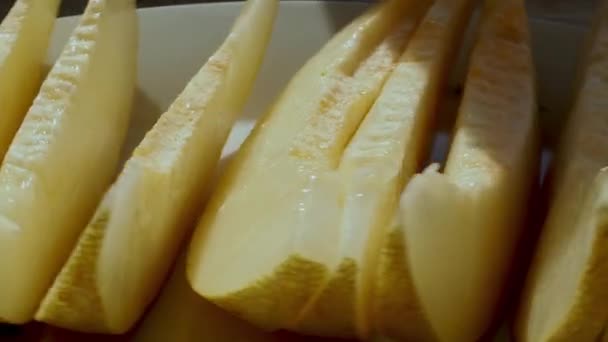 In Scheiben geschnittene Melonenstücke auf einem Teller im Sonnenlicht, Nahaufnahme — Stockvideo