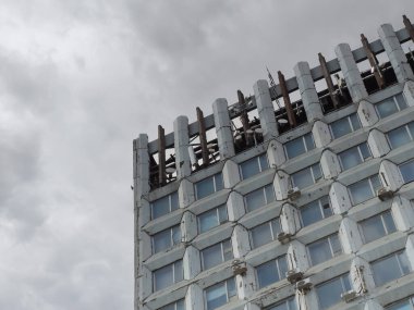 Gökyüzüne karşı beton bina
