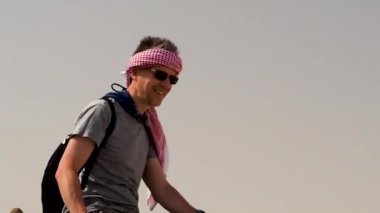 Khafre Piramidinin yakınındaki devenin üstünde eyerli bir turist.