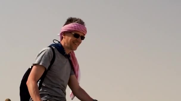 Toerist in een zadel op een kameel bij de piramide van Khafre — Stockvideo