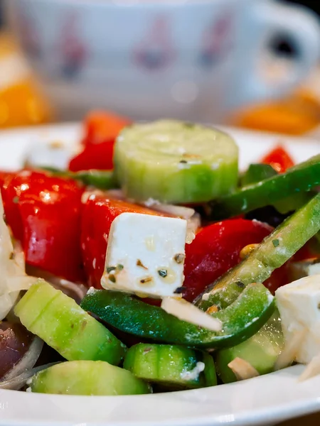 Close-up de pedaços de salada grega em um café — Fotografia de Stock