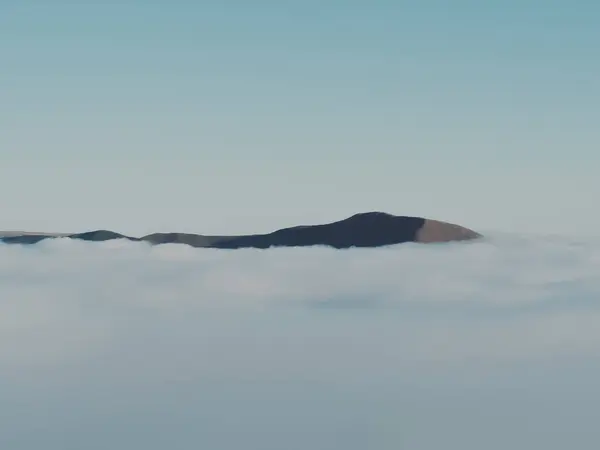 구름 위에요. 높은 산악 지대 의무 미 한 경관. — 스톡 사진