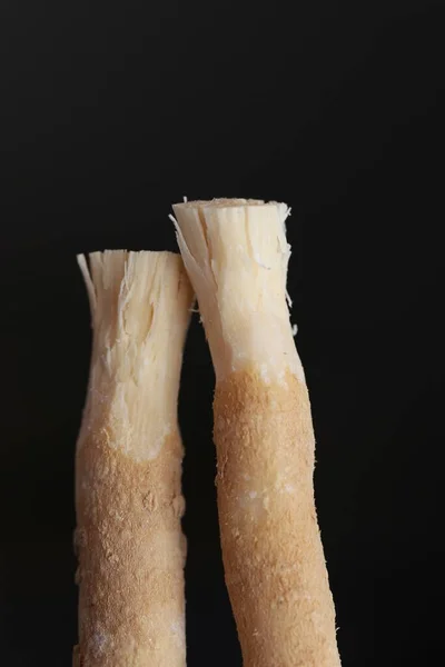 Miswak sticks.Miswak натуральная зубная щетка на черном фоне. Альтернативная гигиена и здоровье — стоковое фото