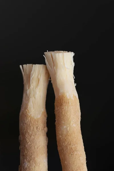 Miswak Sticks.Miswak natürliche Zahnbürste auf schwarzem Hintergrund. Dentalhygiene.Gemüsezahnbürste. Alternative Hygiene und Gesundheit — Stockfoto