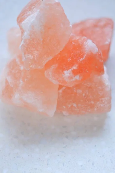 粉色喜马拉雅山盐特写在橙色背景。健康调料 — 图库照片