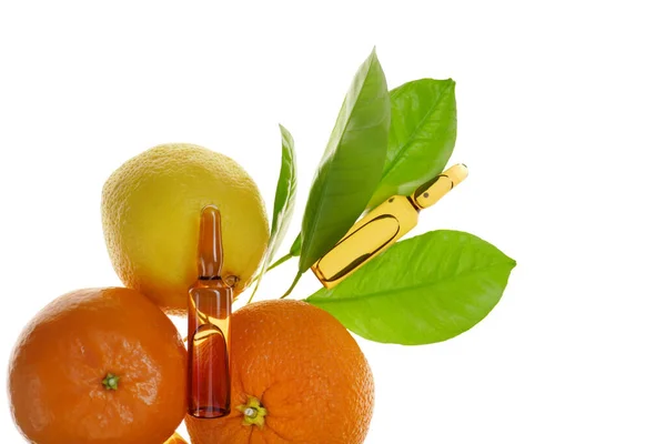C-vitamin injekció.A megoldás a C-vitamin barna ampulla készlet és citrusfélék izolált fehér hátterű.Egészség és Szépség. Organikus kozmetikai koncepció — Stock Fotó