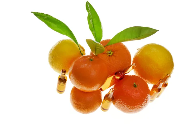 C-vitamin A-vitamin oldat barna üveg ampullák készlet és citrusfélék izolált fehér hátter.Egészség és Szépség. Organikus kozmetikai koncepció — Stock Fotó