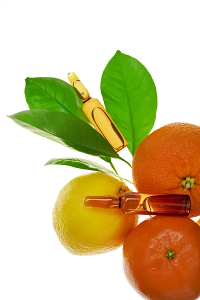 C-vitamin injekció.A megoldás a C-vitamin üveg ampullák készlet és citrusfélék izolált fehér hátterű.Egészség és Szépség. Organikus kozmetikai koncepció — Stock Fotó