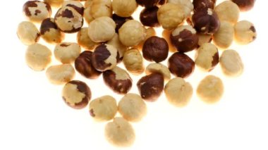 Fındık, beyaz arka planda izole edilmiş. Sağlıklı yağlar. Keto diyetinin içeriği. Soyulmuş fındık