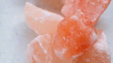 Pembe himalaya tuz parçaları hafif mermer zemine yakın. Pembe kristal tuz.