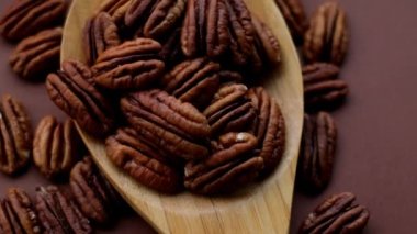 Kahverengi arka planda fındık. Sağlıklı yağlar. Keto diyetinin içeriği