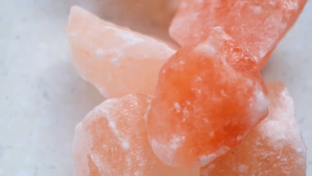 Rosafarbenes Himalaya-Salz in Nahaufnahme vor hellem Marmorhintergrund.Rosafarbenes Kristallsalz — Stockvideo