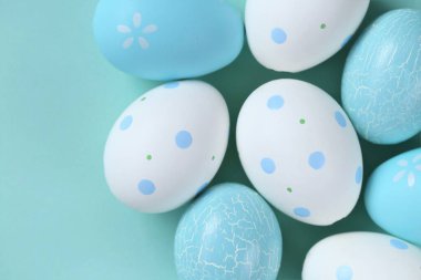 Paskalya tatili. Mavi arka planda mavi ve beyaz benekli yumurtalar. Pastel renklerde neşeli paskalya arkaplanı.