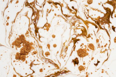 Beyaz arka planda mürekkep ve altın parıltısı. Arka planda bronz ve altın parıltılı parlayan desenli mermer boya. Moda duvar kâğıdı. Mürekkep renkleri. Güzel desen. mermer desen