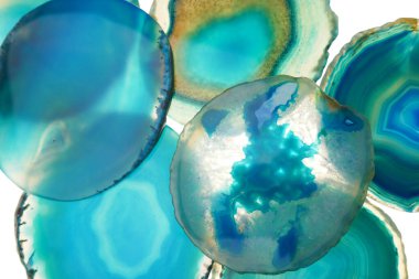 Akik mavi takım. Beyaz arka planda izole edilmiş doğal taş dilimleri. Mavi tonlarda Akik desen. Doğal taş agatinin dokusu. Mavi Agate jeot kristali..