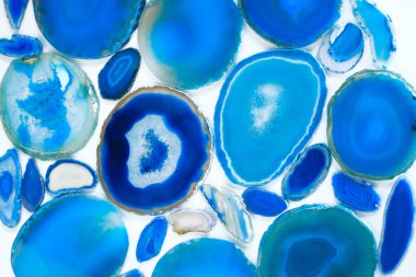 Taşın büyük .agate mavi Agate jeot kristali. Beyaz arka planda izole edilmiş doğal taş dilimleri. Mavi tonlarda Akik desen. Doğal taşın dokusu....