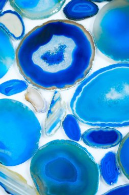 Taştan büyük bir set. Aga mavisi. Agate jeot kristali. Beyaz arka planda izole edilmiş doğal taş dilimleri. Kalıbı mavi tonda aktar.