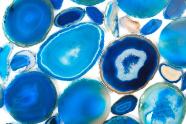 Taştan büyük bir set. Aga mavisi. Agate jeot kristali. Beyaz arka planda izole edilmiş doğal taş dilimleri. Mavi tonlarda Akik desen. Doğal taşın dokusu....