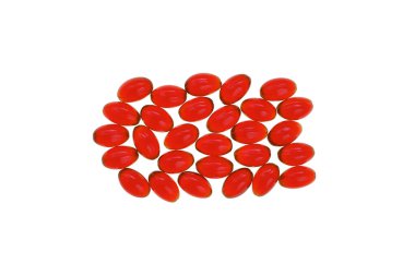 Kril yağı. Beyaz arka planda izole edilmiş kırmızı jelatin kapsülleri. Omega yağ asitlerinin kaynağı. Sağlıklı besin.