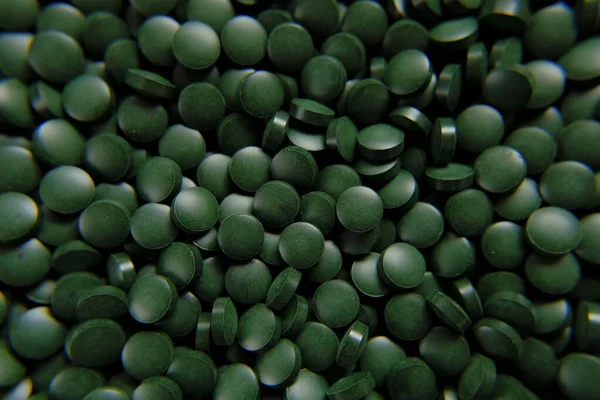 Zührevi yeşil haplar. Yosun yeşili tabletler. Deniz yosunları. Deniz yosunları. Sağlıklı bir yaşam için gıda takviyesi — Stok fotoğraf