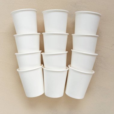 Kupalar. Kağıttan sofra takımı. Bej arka planda tek kullanımlık bej bardaklar. Plastiksiz. Bambu organik bardaklar. Ekoloji geri dönüşüm konsepti. Boş kağıt bardaklar mockup.Sıfır atık
