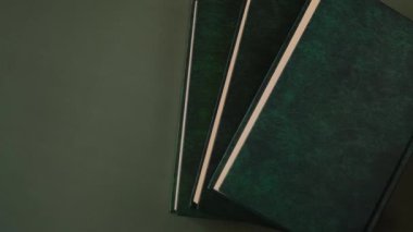 Kitap okuyordum. Yeşil kapaklı, koyu yeşil kapaklı kitaplar. Edebiyat ve okuma konsepti. Bilgi ve eğitim.