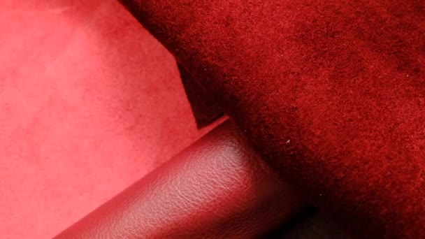 Pravé kožené kousky a role v červeném odstínu.Rychlá rotace — Stock video
