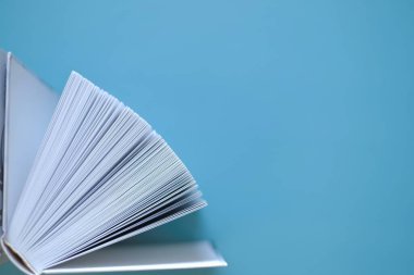 Mavi bir arkaplan üzerine kitap kapağı. Okuma ve eğitim konsepti. Bilgi ve Öğrenme 'yi. Kitap okuyordum. Kitap sayfaları yakın plan. Bilgi ve eğitim..