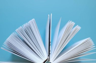 Geçmişi mavi bir kitap. Okuma ve eğitim. Bilgi ve Öğrenme 'yi. Kitap okuyordum. Kitap sayfaları yakın plan. Bilgi ve eğitim..