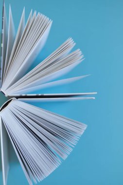 Okuma ve eğitim. Mavi arkaplan üzerine yakın plan kitap. Bilgi ve Öğrenme 'yi. Kitap okuyordum. Kitap sayfaları yakın plan. Bilgi ve eğitim..