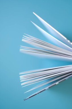 Mavi bir arkaplan üzerine kitap kapağı. Okuma ve eğitim konsepti. Bilgi ve Öğrenme 'yi. Kitap okumak. Bilgi ve eğitim..