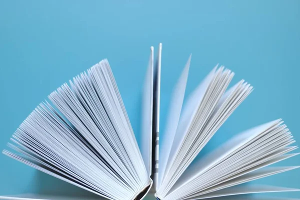 Geçmişi mavi bir kitap. Okuma ve eğitim. Bilgi ve Öğrenme 'yi. Kitap okuyordum. Kitap sayfaları yakın plan. Bilgi ve eğitim..