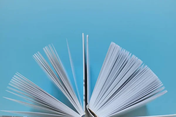Buch aus nächster Nähe auf blauem Hintergrund. Lese- und Bildungskonzept. Wissen und Lernen. — Stockfoto