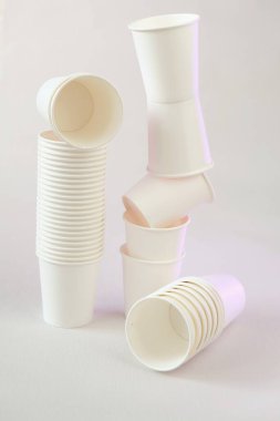  Plastiksiz konsept. Plastiksiz sofra takımı. Sıfır atık, bambu organik bardaklar. Bej arka planda beyaz kağıt bardaklar. Kağıt bambu bardakları seti. Geri dönüşüm konsepti. Çevre dostu sofra takımı. 