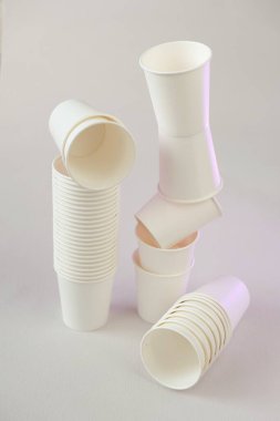  Plastiksiz. Plastiksiz tek kullanımlık sofra takımı. Sıfır atık, bambu organik bardaklar. Bej arka planda beyaz kağıt bardaklar. Kağıt bambu bardakları seti. Geri dönüşüm konsepti. Çevre dostu sofra takımı. 