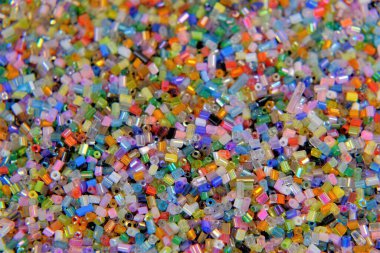 Renkli boncuklar. Parlak boncuklar, el işi ve hobi. Parlak, güzel bir doku. Boncuk seti.