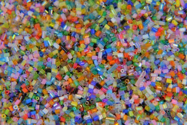 Renkli boncuklar. Parlak, çeşitli boncuklar. El işi ve hobi anlayışı. Parlak, güzel bir doku. Boncuk seti.