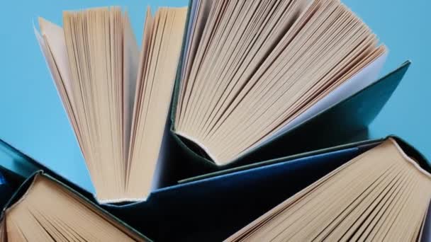 Чтение книг. Книги на синем фоне. Знания и обучение — стоковое видео