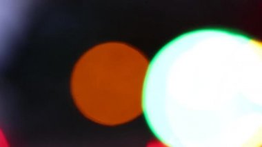 Renkli bir bokeh geçmişi var. Soyut ışık lekeleri arka plan. Daire hareketinin arka planı. Siyah arkaplan üzerinde parlak çeşitlilikte çemberler.