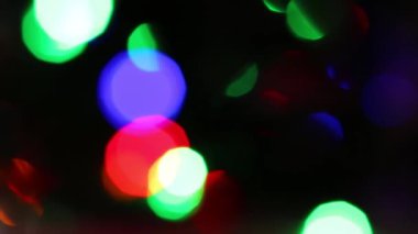Renkli bir bokeh geçmişi var. Soyut ışık lekeleri arka plan. Daire hareketinin arka planı. Siyah arkaplan üzerinde parlak çeşitlilikte çemberler.