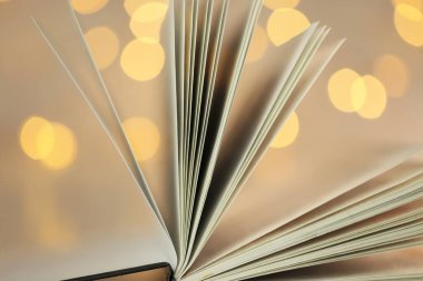 Kitap okuyorum. Parlayan Bokeh özgeçmişi üzerine kitap sayfaları. Kış kitapları. Noel kitapları. Kış örtüsü okuma..