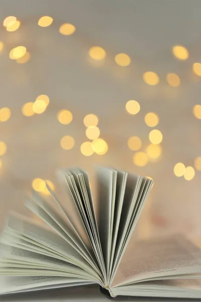 Διαβάζω βιβλία. Βιβλίο σελίδες για λαμπερό φόντο bokeh. Χειμερινά βιβλία. Χριστουγεννιάτικα βιβλία.Χειμωνιάτικο άνετο διάβασμα.Βιβλίο παραμυθιών — Φωτογραφία Αρχείου