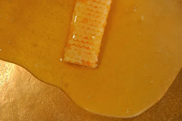 Μέλι και κηρήθρα. Βιολογικό θεραπευτικό επιδόρπιο. βιολογικά μελισσοκομικά προϊόντα. — Φωτογραφία Αρχείου
