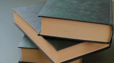 Kitap okuyordum. Bilgi ve eğitim. Yeşil kapaklı kitaplar yığını. Edebiyat ve okuma konsepti..