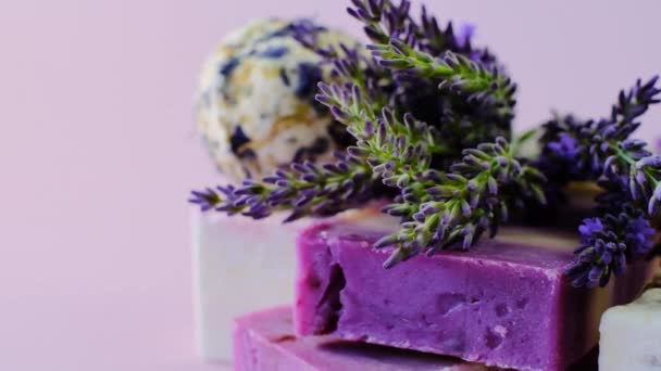 Sapone alla lavanda, Bombe da bagno, rametti di lavanda su fondo viola chiaro. Cosmetici biologici alle erbe con estratto di lavanda — Video Stock